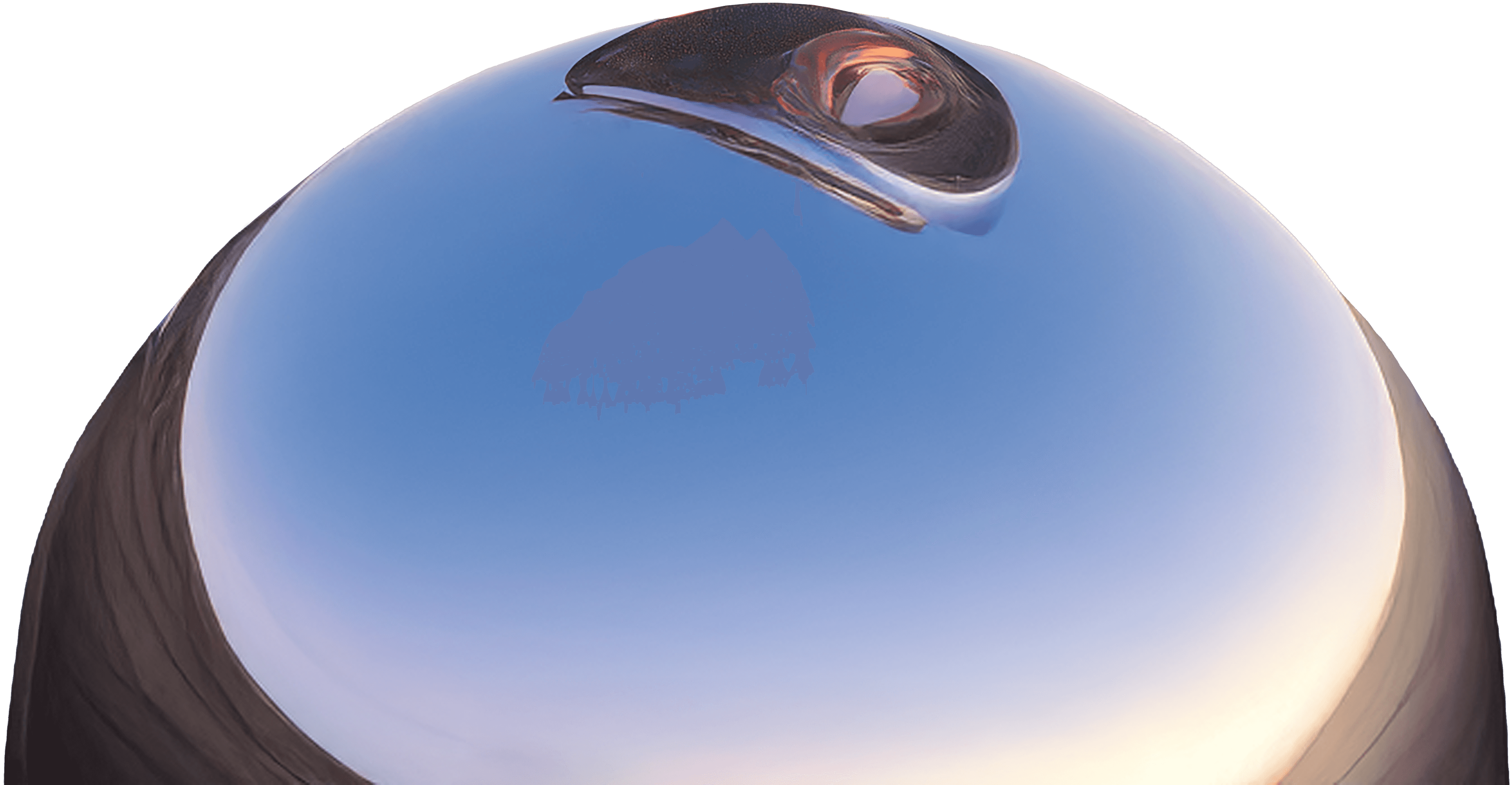 Ein verchromter Hügel, der seine Umgebung reflektiert